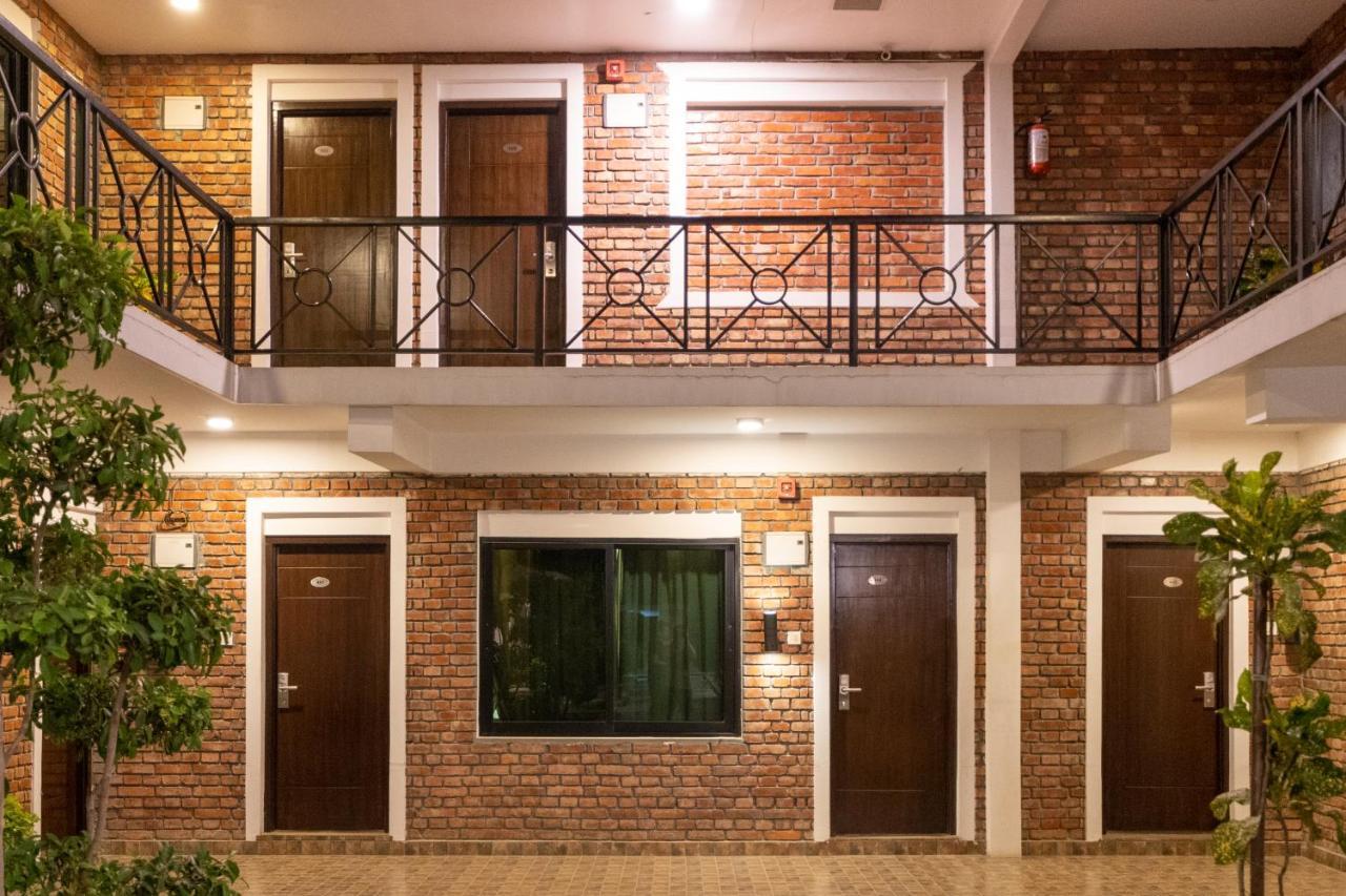 Dreamland Gold Resort & Hotel Siddharthanagar Екстер'єр фото