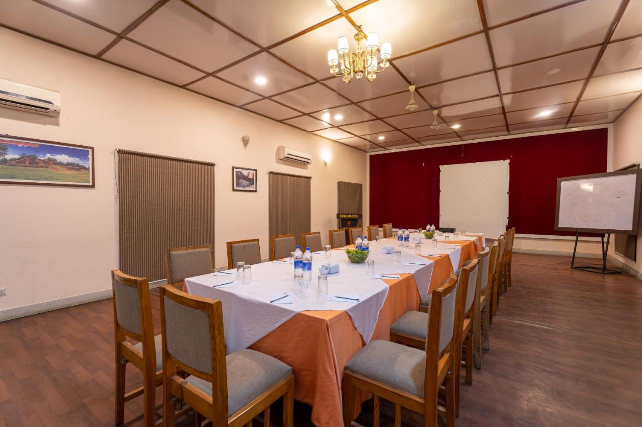Dreamland Gold Resort & Hotel Siddharthanagar Екстер'єр фото