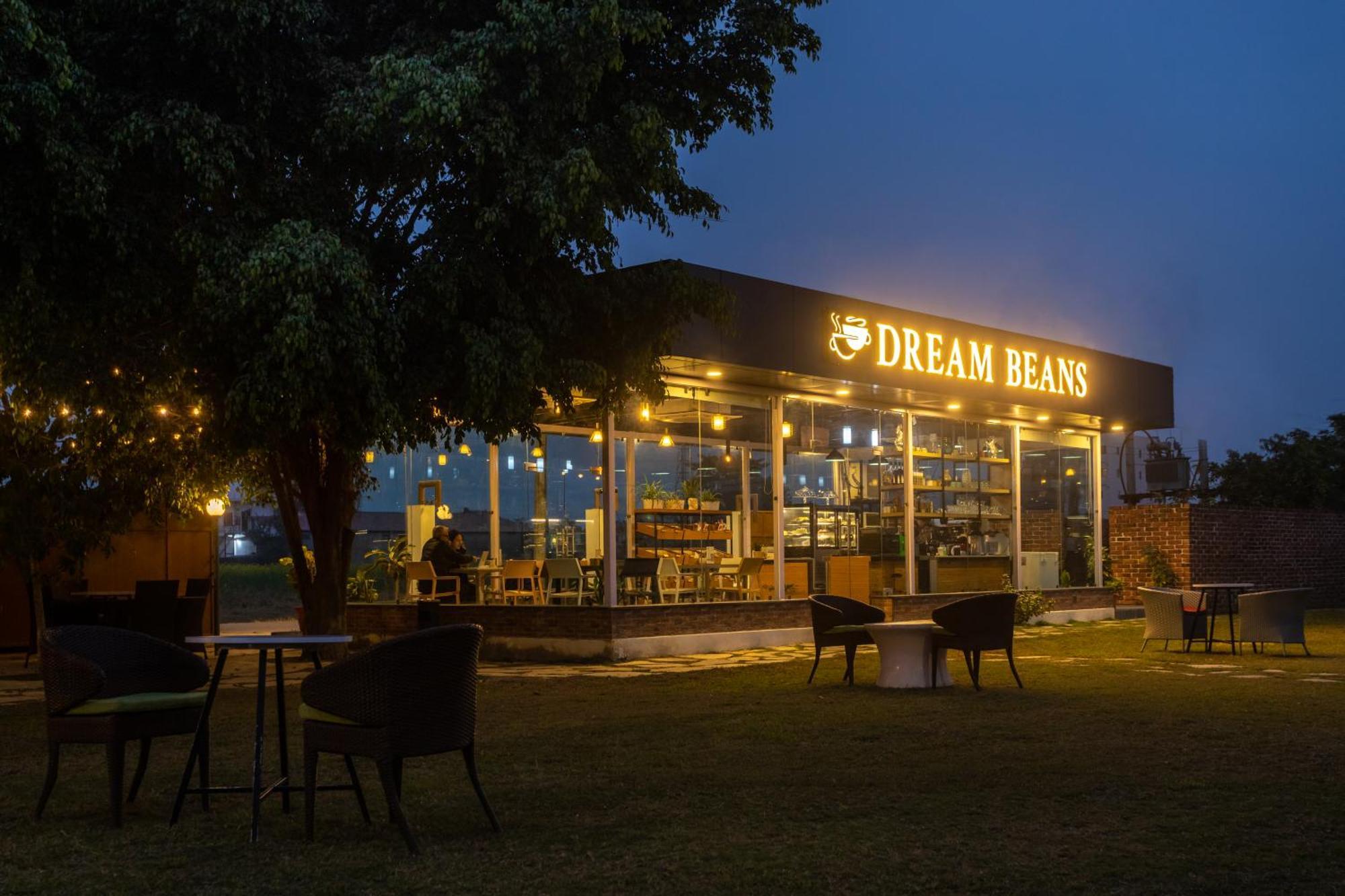 Dreamland Gold Resort & Hotel Siddharthanagar Екстер'єр фото