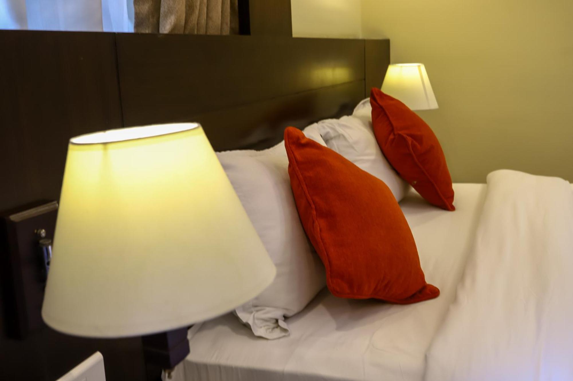 Dreamland Gold Resort & Hotel Siddharthanagar Екстер'єр фото
