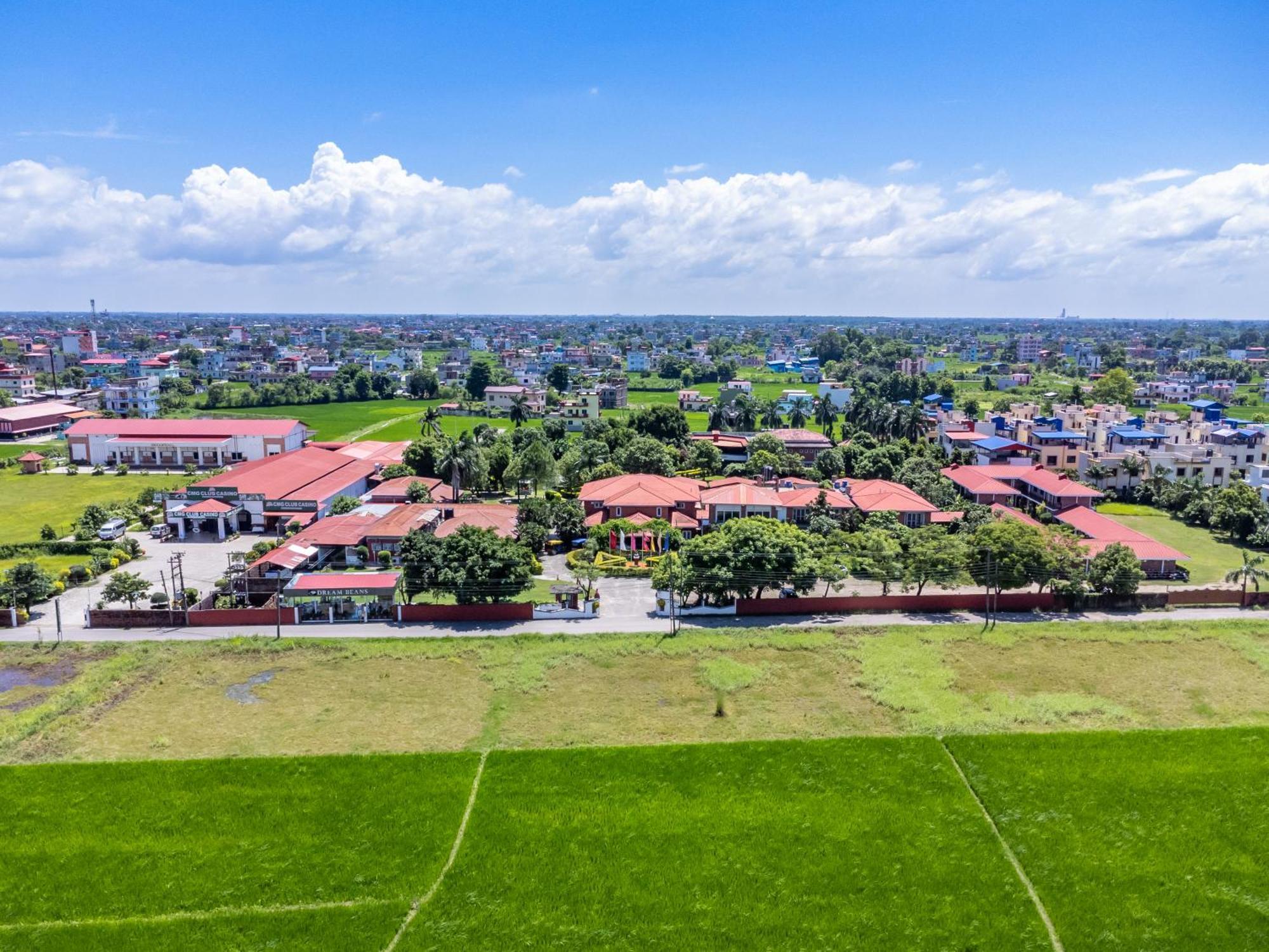 Dreamland Gold Resort & Hotel Siddharthanagar Екстер'єр фото