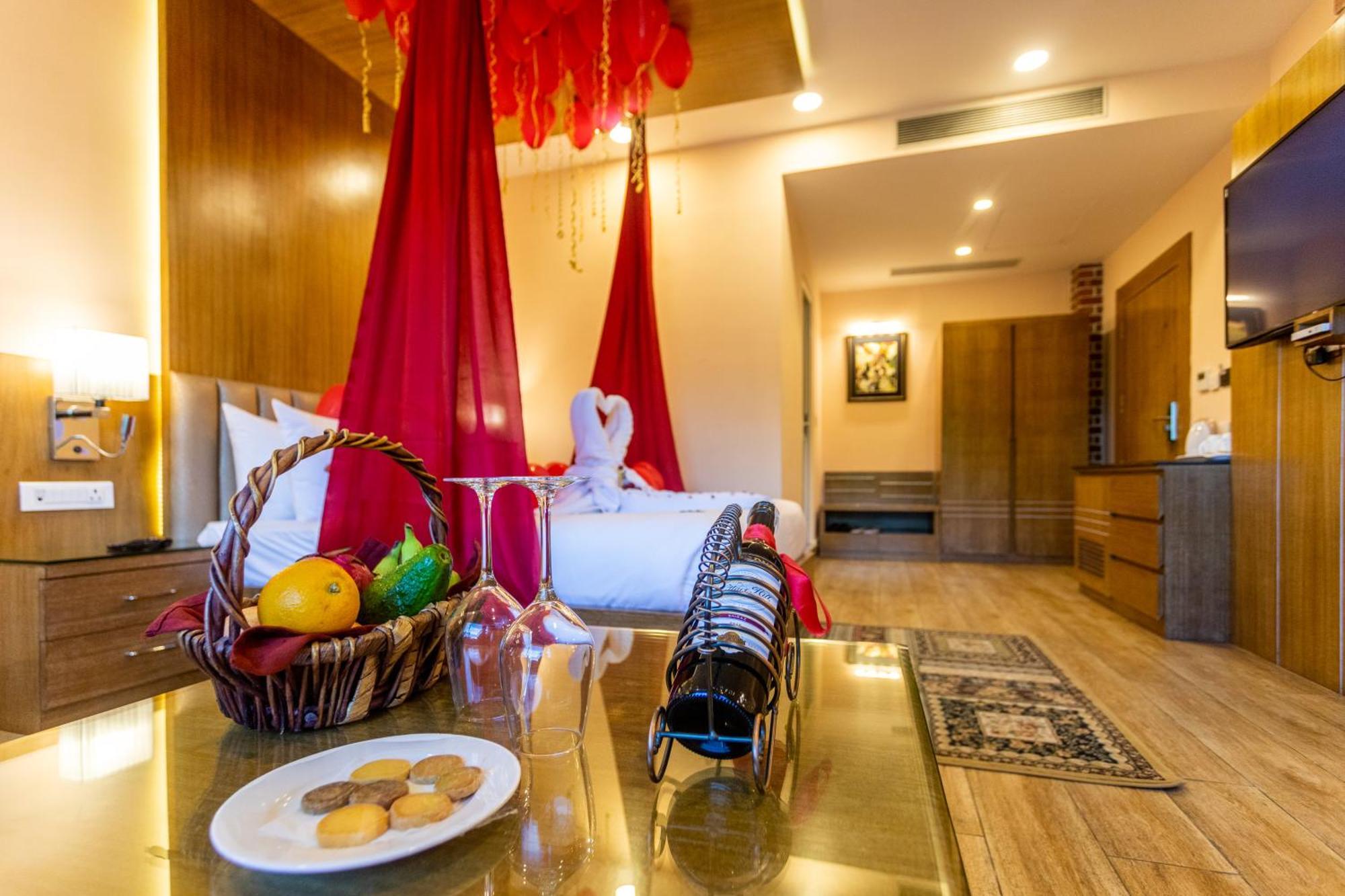Dreamland Gold Resort & Hotel Siddharthanagar Екстер'єр фото