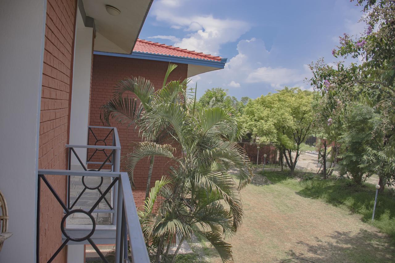 Dreamland Gold Resort & Hotel Siddharthanagar Екстер'єр фото